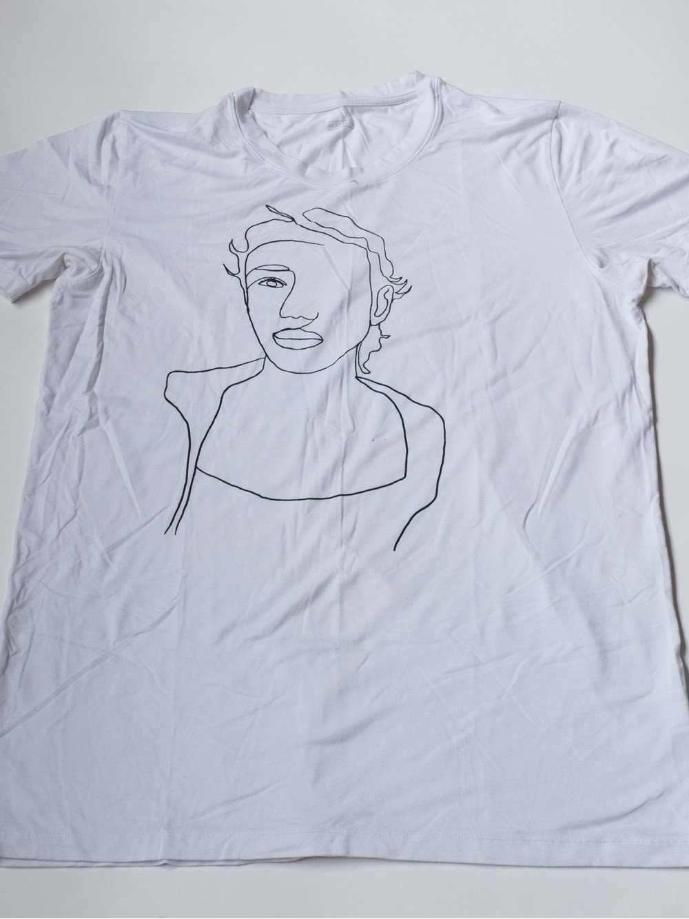 Uniqlo White Short-Sleeve Tee with Minimal Line Portrait